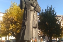 Figura O. Honorata na placu miejskim