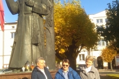 Siostry w Nowym Mieście przy figurze Błogosławionego.