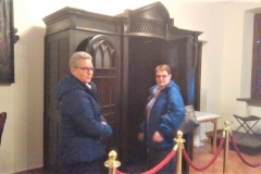 Siostry przed konfesjonałem O. Honorata