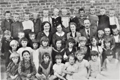 Siostry Wychowawczynie z dyrektorem wizytującym kolonie letnie
